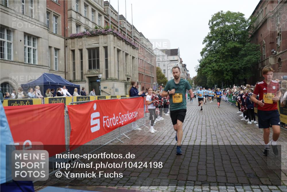 13.09.2026 - Kiel Lauf Yannick Fuchs http://msf.ph/oto/10424198 13.09.2026 09:45:38 Ziel 1023, 1579, 3025, 6038, 7349, 8126, 10142, 10445, 12069, 12281, 98, 312, 1503, 2017, 2282, 2786, 2835, 3408, 3479, 3503, 3507, 3517, 4606, 5103, 5369, 5399, 5400, 5672, 5811, 6097, 6098, 6556, 7854, 8152, 8854, 9425, 9456, 9760, 9897, 10006, 10498, 11939, 12347, 12348, 12351, 557, 1418, 2127, 2788, 3142, 3301, 3974, 4413, 4569, 5511, 5757, 5829, 7202, 7572, 7911, 7924, 8244, 8611, 8859, 9841, 10036, 10392, 10719, 12374, 12841, 98, 312, 2456, 2704, 3138 meine-sportfotos.de