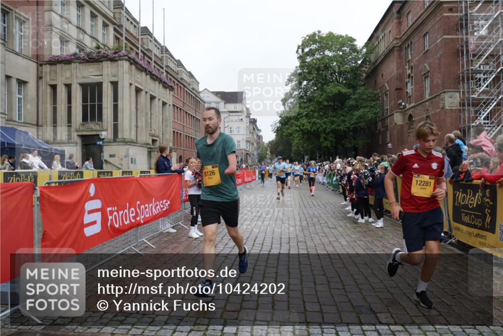 13.09.2026 - Kiel Lauf Yannick Fuchs http://msf.ph/oto/10424202 13.09.2026 09:45:38 Ziel 1023, 1579, 3025, 6038, 7349, 8126, 10142, 10445, 12069, 12281, 98, 312, 1503, 2017, 2282, 2786, 2835, 3408, 3479, 3503, 3507, 3517, 4606, 5103, 5369, 5399, 5400, 5672, 5811, 6097, 6098, 6556, 7854, 8152, 8854, 9425, 9456, 9760, 9897, 10006, 10498, 11939, 12347, 12348, 12351, 557, 1418, 2127, 2788, 3142, 3301, 3974, 4413, 4569, 5511, 5757, 5829, 7202, 7572, 7911, 7924, 8244, 8611, 8859, 9841, 10036, 10392, 10719, 12374, 12841, 98, 312, 2456, 2704, 3138 meine-sportfotos.de