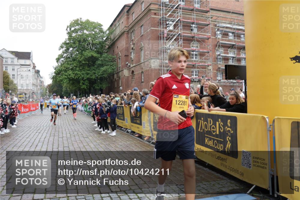 13.09.2026 - Kiel Lauf Yannick Fuchs http://msf.ph/oto/10424211 13.09.2026 09:45:38 Ziel 1023, 1579, 3025, 6038, 7349, 8126, 10142, 10445, 12069, 12281, 98, 312, 1503, 2017, 2282, 2786, 2835, 3408, 3479, 3503, 3507, 3517, 4606, 5103, 5369, 5399, 5400, 5672, 5811, 6097, 6098, 6556, 7854, 8152, 8854, 9425, 9456, 9760, 9897, 10006, 10498, 11939, 12347, 12348, 12351, 557, 1418, 2127, 2788, 3142, 3301, 3974, 4413, 4569, 5511, 5757, 5829, 7202, 7572, 7911, 7924, 8244, 8611, 8859, 9841, 10036, 10392, 10719, 12374, 12841, 98, 312, 2456, 2704, 3138 meine-sportfotos.de