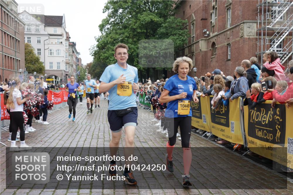 13.09.2026 - Kiel Lauf Yannick Fuchs http://msf.ph/oto/10424250 13.09.2026 09:45:43 Ziel 1023, 2788, 3025, 3974, 4413, 4569, 5511, 7202, 7349, 8126, 10142, 10392, 10445, 12281, 1503, 1579, 2017, 2282, 2786, 2835, 3408, 3479, 3503, 3507, 4606, 5103, 5369, 5399, 5400, 5672, 5811, 6038, 6097, 6098, 6556, 7854, 8152, 8854, 9425, 9456, 9760, 9897, 10006, 10498, 11939, 12069, 12347, 12348, 12351, 557, 1415, 1418, 2127, 3142, 3301, 4909, 4910, 5234, 5757, 5829, 7572, 7911, 7924, 8244, 8611, 8859, 9841, 10036, 10719, 12374, 12841, 98, 312, 2786, 3138 meine-sportfotos.de
