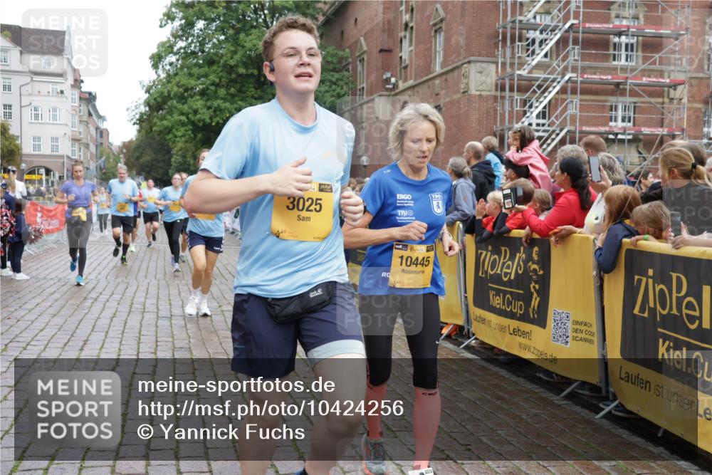 13.09.2026 - Kiel Lauf Yannick Fuchs http://msf.ph/oto/10424256 13.09.2026 09:45:44 Ziel 1023, 2788, 3025, 3974, 4413, 4569, 5511, 7202, 7349, 7572, 8126, 9841, 10142, 10392, 10445, 12281, 1023, 1503, 1579, 2017, 2282, 2835, 3408, 3479, 3503, 3507, 4606, 5103, 5369, 5399, 5400, 5672, 5811, 6038, 6097, 6098, 6556, 7854, 8152, 8854, 9425, 9456, 9760, 9897, 10006, 10498, 11939, 12069, 12347, 12348, 12351, 557, 1415, 1418, 2127, 3142, 3301, 4909, 4910, 5234, 5757, 5829, 7911, 7924, 8244, 8611, 8859, 10036, 10203, 10719, 12374, 12841, 98, 312, 2786 meine-sportfotos.de