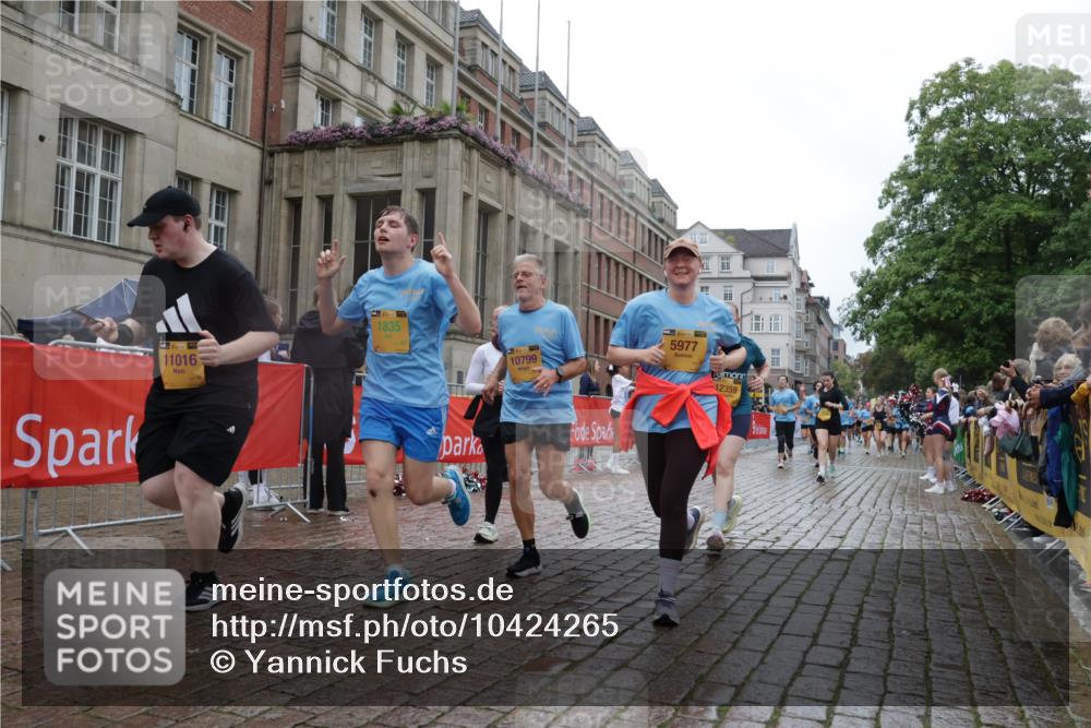 13.09.2026 - Kiel Lauf Yannick Fuchs http://msf.ph/oto/10424265 13.09.2026 11:00:01 Ziel 753, 964, 1562, 1728, 1895, 1948, 2287, 3775, 4437, 4509, 6295, 7398, 8120, 9140, 9271, 10996, 11007, 11377, 11415, 469, 620, 683, 747, 988, 1002, 1835, 2354, 2394, 2771, 3063, 3108, 3113, 3176, 3348, 3607, 3663, 5173, 5261, 5382, 5608, 5627, 5977, 7350, 7454, 7543, 7614, 7954, 8234, 8723, 8884, 9299, 9778, 9971, 10157, 10799, 10916, 10918, 11016, 11177, 12359, 12408, 173, 327, 1036, 2150, 2151, 2187, 2558, 2915, 3121, 2828, 4342, 5891, 7066, 7734 meine-sportfotos.de
