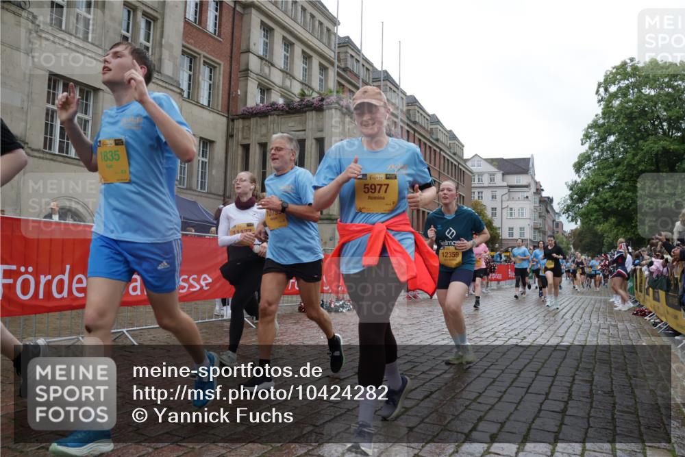 13.09.2026 - Kiel Lauf Yannick Fuchs http://msf.ph/oto/10424282 13.09.2026 11:00:02 Ziel 753, 964, 1078, 1562, 1728, 1895, 1948, 2287, 2382, 3775, 4437, 4509, 6295, 7398, 8120, 9140, 9271, 10996, 11007, 11377, 11415, 11503, 469, 620, 683, 747, 988, 1002, 1835, 2287, 2354, 3063, 3108, 3113, 3176, 3348, 3607, 3663, 5173, 5261, 5382, 5608, 5627, 5977, 7350, 7454, 7543, 7614, 7954, 8234, 8723, 8884, 9299, 9971, 10157, 10799, 10916, 10918, 11016, 11177, 12359, 12408, 173, 327, 1036, 2150, 2151, 2187, 2558, 2915, 3121, 3793, 2828, 4342, 5891, 7066, 7734 meine-sportfotos.de