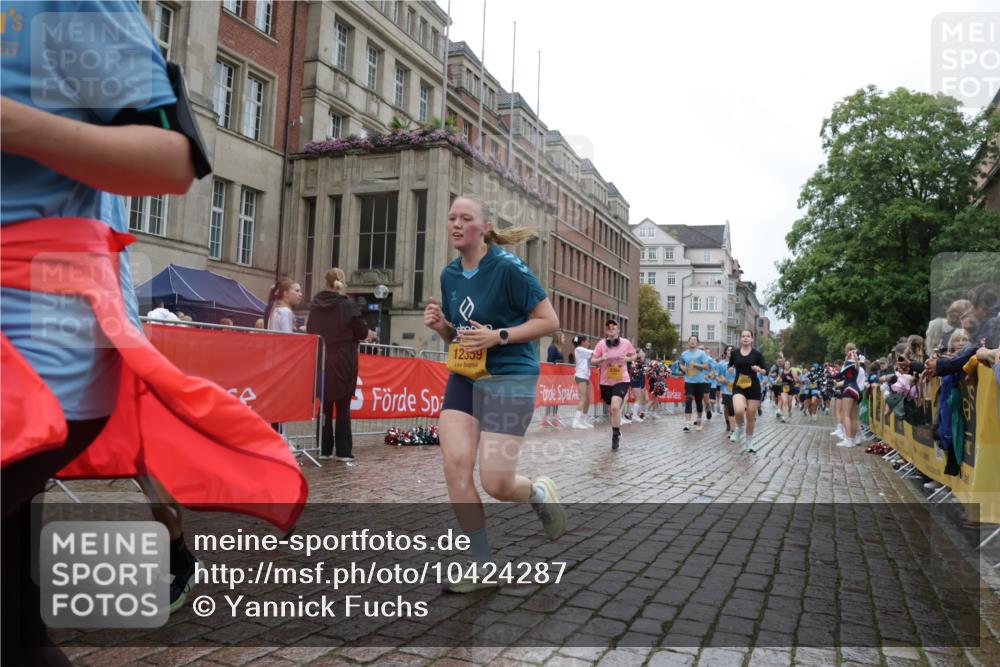 13.09.2026 - Kiel Lauf Yannick Fuchs http://msf.ph/oto/10424287 13.09.2026 11:00:02 Ziel 753, 964, 1078, 1562, 1728, 1895, 1948, 2287, 2382, 3775, 4437, 4509, 6295, 7398, 8120, 9140, 9271, 10996, 11007, 11377, 11415, 11503, 469, 620, 683, 747, 988, 1002, 1835, 2287, 2354, 3063, 3108, 3113, 3176, 3348, 3607, 3663, 5173, 5261, 5382, 5608, 5627, 5977, 7350, 7454, 7543, 7614, 7954, 8234, 8723, 8884, 9299, 9971, 10157, 10799, 10916, 10918, 11016, 11177, 12359, 12408, 173, 327, 1036, 2150, 2151, 2187, 2558, 2915, 3121, 3793, 2828, 4342, 5891, 7066, 7734 meine-sportfotos.de