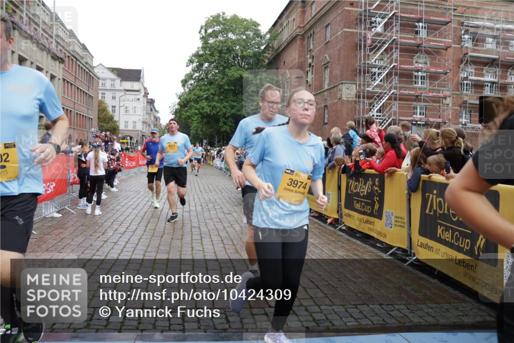 13.09.2026 - Kiel Lauf Yannick Fuchs http://msf.ph/oto/10424309 13.09.2026 09:45:48 Ziel 557, 2127, 2788, 3025, 3142, 3301, 3974, 4413, 4569, 5511, 5757, 7202, 7349, 7572, 9841, 10036, 10142, 10392, 10445, 12374, 1023, 1503, 1579, 2017, 2282, 2835, 3408, 3479, 4606, 5103, 5369, 5399, 5400, 5811, 6038, 6097, 6098, 7854, 8126, 8152, 8854, 9425, 9456, 9897, 10498, 11939, 12069, 12281, 12347, 12348, 12351, 1415, 1418, 2482, 4909, 4910, 4918, 5234, 5829, 6732, 7911, 7924, 8244, 8611, 8859, 10203, 10685, 10719, 10898, 12841, 312, 2282, 2786, 3479 meine-sportfotos.de