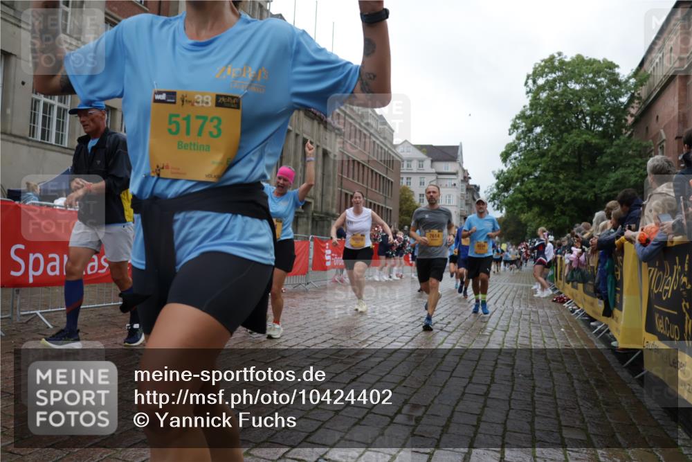 13.09.2026 - Kiel Lauf Yannick Fuchs http://msf.ph/oto/10424402 13.09.2026 11:00:11 Ziel 173, 327, 753, 1078, 2187, 2382, 2490, 3121, 3775, 4437, 6520, 6897, 7438, 7945, 9140, 9690, 10420, 10996, 11220, 11503, 11607, 469, 747, 964, 988, 1002, 1562, 1728, 1895, 1948, 2287, 3063, 3176, 3607, 4509, 5173, 5261, 5608, 5627, 6295, 7350, 7398, 7454, 7543, 7614, 7954, 8120, 8234, 8723, 8884, 9271, 9299, 10916, 10918, 11007, 11377, 11415, 893, 1036, 1518, 1650, 1896, 1897, 2150, 2151, 2233, 2558, 2915, 3793, 10674, 620, 683, 3113, 3176, 7614 meine-sportfotos.de