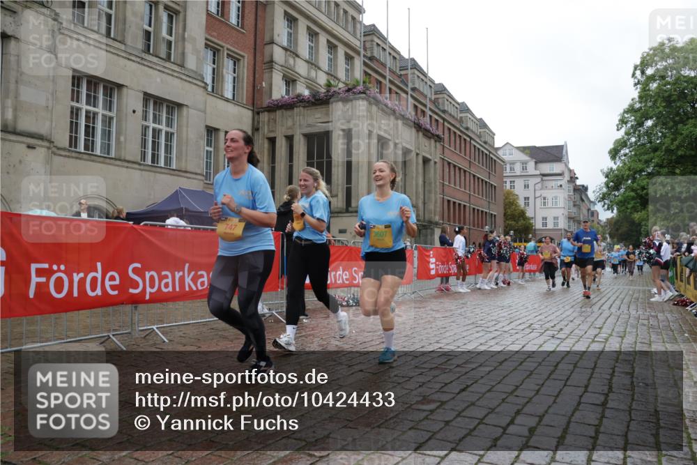 13.09.2026 - Kiel Lauf Yannick Fuchs http://msf.ph/oto/10424433 13.09.2026 11:00:15 Ziel 173, 327, 1036, 1078, 2150, 2151, 2187, 2382, 2490, 2558, 3121, 3775, 4239, 4437, 6520, 6897, 7438, 7945, 9690, 10420, 11182, 11220, 11471, 11503, 11607, 469, 747, 753, 964, 988, 1002, 1562, 1728, 1895, 1948, 2287, 3063, 3607, 4437, 4509, 5261, 5627, 6295, 7350, 7398, 7543, 7954, 8120, 9140, 9271, 9299, 10916, 10996, 11007, 11377, 11415, 362, 893, 1518, 1650, 1896, 1897, 2233, 2267, 2915, 3793, 4261, 10674, 683, 3113, 3176, 7614 meine-sportfotos.de