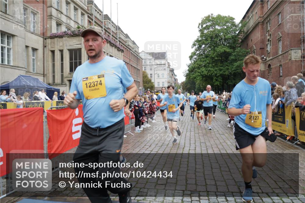13.09.2026 - Kiel Lauf Yannick Fuchs http://msf.ph/oto/10424434 13.09.2026 09:45:55 Ziel 557, 1418, 2127, 2788, 3142, 3301, 3974, 4569, 5511, 5757, 5829, 7202, 7572, 7911, 7924, 8244, 8611, 8859, 9841, 10036, 10719, 12374, 12841, 1023, 1503, 1579, 2017, 2788, 2835, 3025, 3408, 3974, 4413, 5103, 5369, 5399, 5811, 6038, 7202, 7349, 7854, 8126, 8152, 9456, 10142, 10392, 10445, 10498, 11939, 12069, 12281, 12347, 1415, 2482, 3052, 3954, 4909, 4910, 4918, 5234, 5855, 5955, 6732, 7015, 7308, 8125, 10203, 10685, 10898, 11076, 11078, 1503, 2282, 3479, 5103, 5399 meine-sportfotos.de