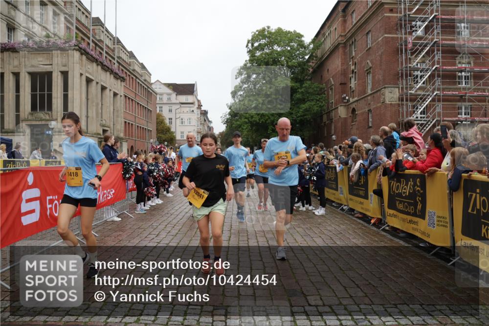 13.09.2026 - Kiel Lauf Yannick Fuchs http://msf.ph/oto/10424454 13.09.2026 09:45:57 Ziel 557, 1415, 1418, 2127, 3142, 3301, 4909, 4910, 5234, 5511, 5757, 5829, 7572, 7911, 7924, 8244, 8611, 8859, 9841, 10036, 10719, 12374, 12841, 1023, 1503, 1579, 2017, 2788, 2835, 3025, 3408, 3974, 4413, 4569, 5103, 5369, 5399, 5511, 5811, 6038, 7202, 7349, 7854, 8126, 8152, 9456, 10142, 10392, 10445, 10498, 11939, 12069, 12281, 442, 2482, 3052, 3954, 4918, 5855, 5955, 6732, 7015, 7308, 8125, 10203, 10685, 10898, 11076, 11078, 1503, 2017, 2282, 3408, 5103, 5369, 5399 meine-sportfotos.de