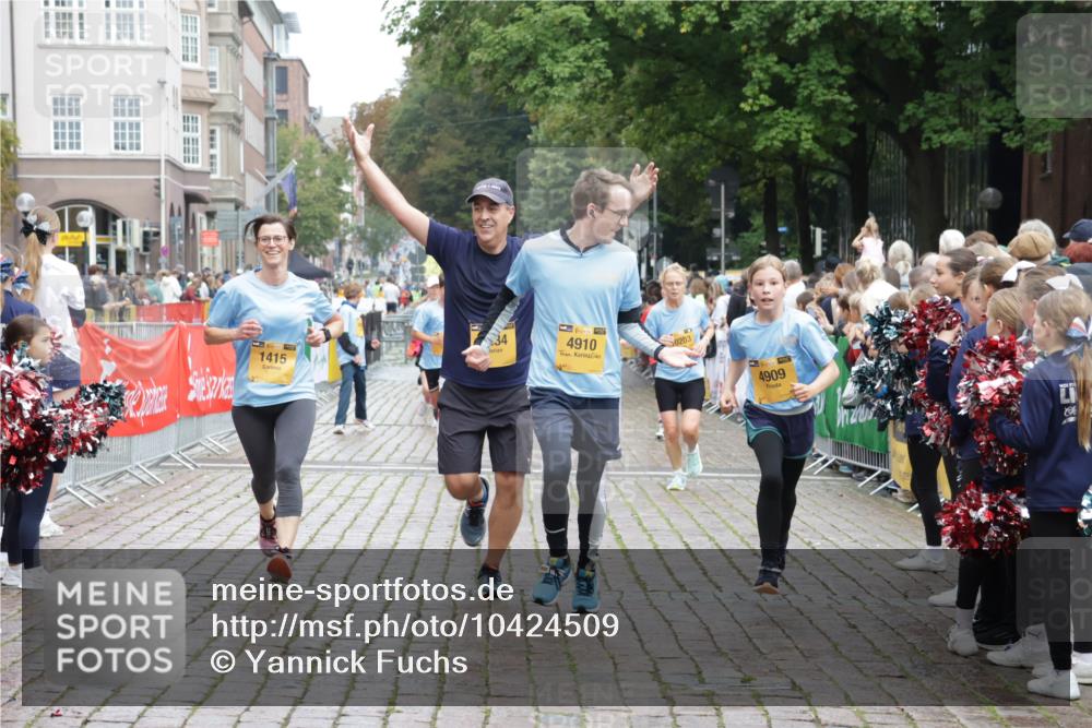 13.09.2026 - Kiel Lauf Yannick Fuchs http://msf.ph/oto/10424509 13.09.2026 09:46:01 Ziel 557, 1415, 1418, 2127, 2482, 3142, 3301, 4909, 4910, 4918, 5234, 5757, 5829, 7911, 7924, 8244, 8611, 8859, 10203, 10719, 12374, 12841, 557, 1023, 1579, 2788, 2835, 3025, 3974, 4413, 4569, 5511, 5757, 6038, 7202, 7349, 7572, 7854, 8126, 8152, 9841, 10036, 10142, 10392, 10445, 10498, 12069, 12281, 442, 3052, 3954, 5855, 5955, 6732, 7015, 7308, 8125, 10117, 10685, 10898, 11076, 11078, 11316, 12495, 1503, 2017, 2835, 3408, 5103, 5369, 5399 meine-sportfotos.de