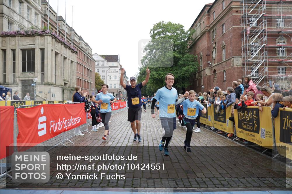13.09.2026 - Kiel Lauf Yannick Fuchs http://msf.ph/oto/10424551 13.09.2026 09:46:03 Ziel 1415, 1418, 2482, 3301, 4909, 4910, 4918, 5234, 5829, 6732, 7911, 7924, 8244, 8611, 8859, 10203, 10685, 10719, 10898, 12841, 557, 1023, 1579, 2127, 2788, 3025, 3142, 3301, 3974, 4413, 4569, 5511, 5757, 6038, 7202, 7349, 7572, 8126, 9841, 10036, 10142, 10392, 10445, 12069, 12281, 12374, 167, 181, 442, 3052, 3954, 5855, 5955, 6857, 7015, 7308, 8125, 10117, 10913, 11076, 11078, 11316, 12495, 12621, 1503, 2017, 2835, 3408, 5103, 5369, 5399 meine-sportfotos.de
