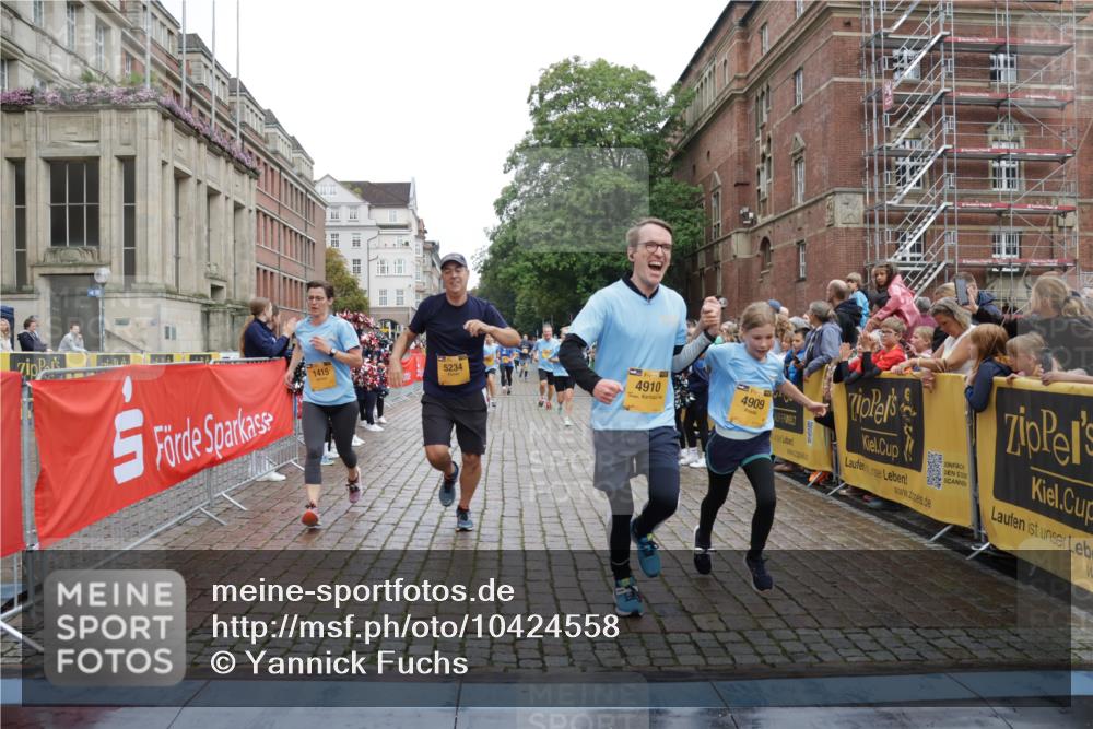 13.09.2026 - Kiel Lauf Yannick Fuchs http://msf.ph/oto/10424558 13.09.2026 09:46:03 Ziel 1415, 1418, 2482, 3301, 4909, 4910, 4918, 5234, 5829, 6732, 7911, 7924, 8244, 8611, 8859, 10203, 10685, 10719, 10898, 12841, 557, 1023, 1579, 2127, 2788, 3025, 3142, 3301, 3974, 4413, 4569, 5511, 5757, 6038, 7202, 7349, 7572, 8126, 9841, 10036, 10142, 10392, 10445, 12069, 12281, 12374, 167, 181, 442, 3052, 3954, 5855, 5955, 6857, 7015, 7308, 8125, 10117, 10913, 11076, 11078, 11316, 12495, 12621, 1503, 2017, 2835, 3408, 5103, 5369, 5399 meine-sportfotos.de