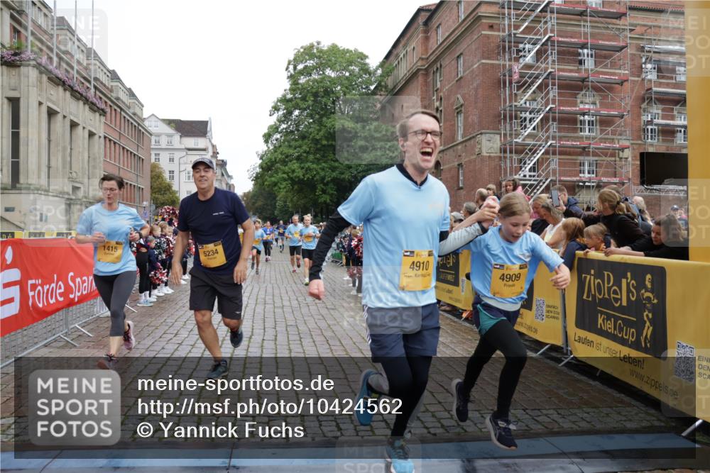 13.09.2026 - Kiel Lauf Yannick Fuchs http://msf.ph/oto/10424562 13.09.2026 09:46:04 Ziel 1415, 1418, 2482, 4909, 4910, 4918, 5234, 5829, 6732, 7015, 7911, 7924, 8244, 8611, 8859, 10203, 10685, 10719, 10898, 11076, 11078, 12841, 557, 1023, 1418, 1579, 2127, 2788, 3025, 3142, 3301, 3974, 4413, 4569, 5511, 5757, 6038, 7202, 7349, 7572, 8126, 9841, 10036, 10142, 10392, 10445, 12069, 12281, 12374, 12841, 167, 181, 442, 3052, 3954, 5855, 5955, 6857, 7308, 8125, 10117, 10913, 11316, 12495, 12621, 1503, 1579, 2017, 2835, 3408, 5103, 5369, 5399, 6038 meine-sportfotos.de