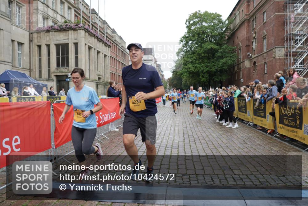 13.09.2026 - Kiel Lauf Yannick Fuchs http://msf.ph/oto/10424572 13.09.2026 09:46:04 Ziel 1415, 1418, 2482, 4909, 4910, 4918, 5234, 5829, 6732, 7015, 7911, 7924, 8244, 8611, 8859, 10203, 10685, 10719, 10898, 11076, 11078, 12841, 557, 1023, 1418, 1579, 2127, 2788, 3025, 3142, 3301, 3974, 4413, 4569, 5511, 5757, 6038, 7202, 7349, 7572, 8126, 9841, 10036, 10142, 10392, 10445, 12069, 12281, 12374, 12841, 167, 181, 442, 3052, 3954, 5855, 5955, 6857, 7308, 8125, 10117, 10913, 11316, 12495, 12621, 1503, 1579, 2017, 2835, 3408, 5103, 5369, 5399, 6038 meine-sportfotos.de