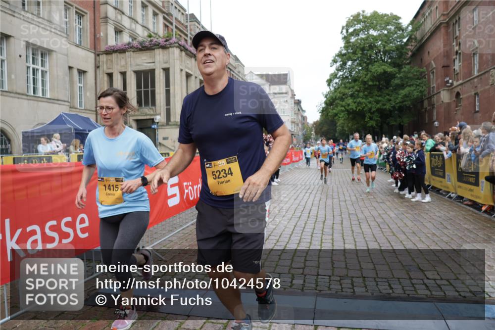 13.09.2026 - Kiel Lauf Yannick Fuchs http://msf.ph/oto/10424578 13.09.2026 09:46:04 Ziel 1415, 1418, 2482, 4909, 4910, 4918, 5234, 5829, 6732, 7015, 7911, 7924, 8244, 8611, 8859, 10203, 10685, 10719, 10898, 11076, 11078, 12841, 557, 1023, 1418, 1579, 2127, 2788, 3025, 3142, 3301, 3974, 4413, 4569, 5511, 5757, 6038, 7202, 7349, 7572, 8126, 9841, 10036, 10142, 10392, 10445, 12069, 12281, 12374, 12841, 167, 181, 442, 3052, 3954, 5855, 5955, 6857, 7308, 8125, 10117, 10913, 11316, 12495, 12621, 1503, 1579, 2017, 2835, 3408, 5103, 5369, 5399, 6038 meine-sportfotos.de