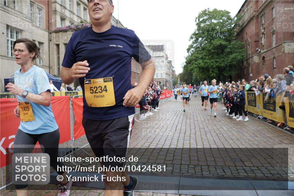 13.09.2026 - Kiel Lauf Yannick Fuchs http://msf.ph/oto/10424581 13.09.2026 09:46:05 Ziel 1415, 2482, 4909, 4910, 4918, 5234, 5829, 6732, 7015, 7911, 7924, 8244, 8611, 8859, 10203, 10685, 10719, 10898, 11076, 11078, 557, 1023, 1418, 1579, 2127, 2788, 3025, 3142, 3301, 3974, 4413, 4569, 5511, 5757, 5829, 6038, 7202, 7349, 7572, 8126, 9841, 10036, 10142, 10392, 10445, 12069, 12281, 12374, 12841, 167, 181, 442, 3052, 3954, 5855, 5955, 6857, 7308, 8125, 10117, 10913, 11316, 12495, 12621, 1579, 2017, 2835, 3408, 5369, 5399, 6038 meine-sportfotos.de