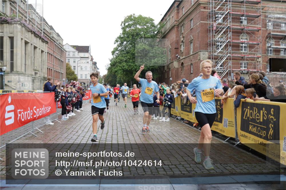 13.09.2026 - Kiel Lauf Yannick Fuchs http://msf.ph/oto/10424614 13.09.2026 09:46:07 Ziel 1415, 2482, 4909, 4910, 4918, 5234, 6732, 7015, 7924, 8125, 8611, 10203, 10685, 10898, 11076, 11078, 557, 1023, 1418, 1579, 2127, 2788, 3025, 3142, 3301, 3974, 4413, 4569, 5511, 5757, 5829, 6038, 7202, 7349, 7572, 7911, 7924, 8126, 8244, 8859, 9841, 10036, 10142, 10392, 10445, 10719, 12281, 12374, 12841, 167, 181, 442, 3052, 3361, 3954, 5855, 5955, 6857, 7308, 10117, 10913, 11316, 11859, 12495, 12621, 1023, 1579, 2017, 2835, 5369, 6038 meine-sportfotos.de