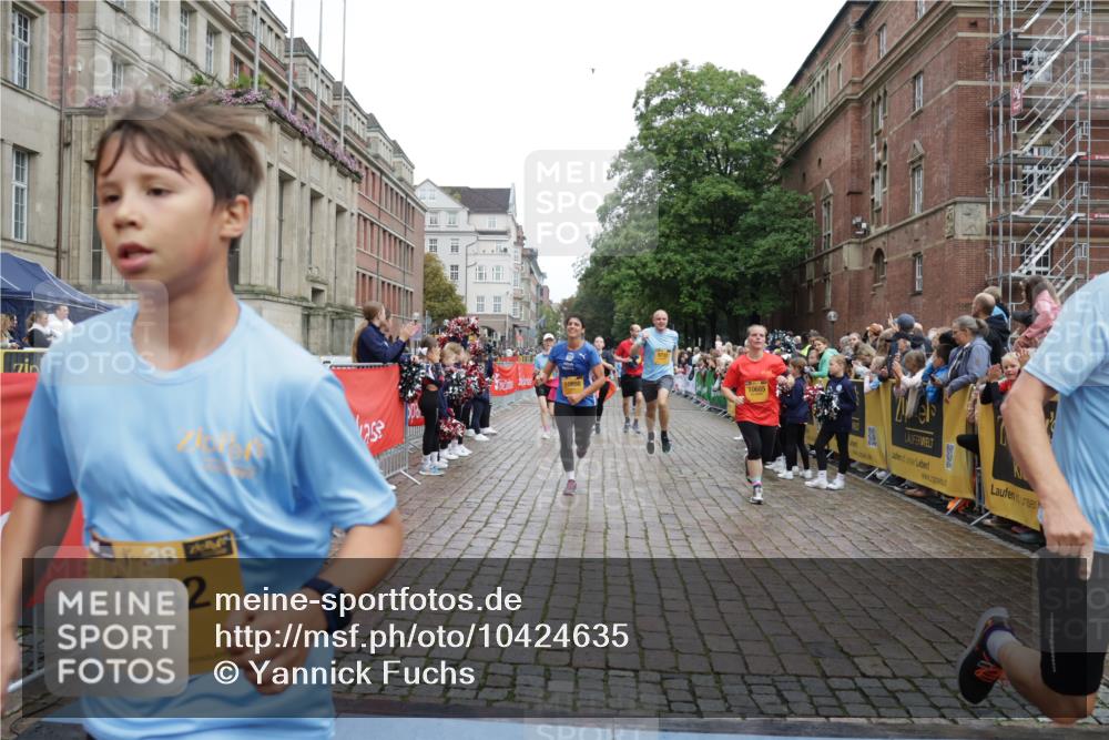 13.09.2026 - Kiel Lauf Yannick Fuchs http://msf.ph/oto/10424635 13.09.2026 09:46:08 Ziel 1415, 2482, 3052, 4909, 4910, 4918, 5234, 6732, 7015, 8125, 8611, 10203, 10685, 10898, 11076, 11078, 557, 1023, 1418, 2127, 2788, 3025, 3142, 3301, 3974, 4413, 4569, 5511, 5757, 5829, 7202, 7349, 7572, 7911, 7924, 8126, 8244, 8611, 8859, 9841, 10036, 10142, 10392, 10445, 10719, 12281, 12374, 12841, 167, 181, 442, 3361, 3954, 5855, 5955, 6857, 7308, 10117, 10913, 11316, 11859, 11861, 12495, 12621, 1023, 1579, 2835, 6038, 8126 meine-sportfotos.de