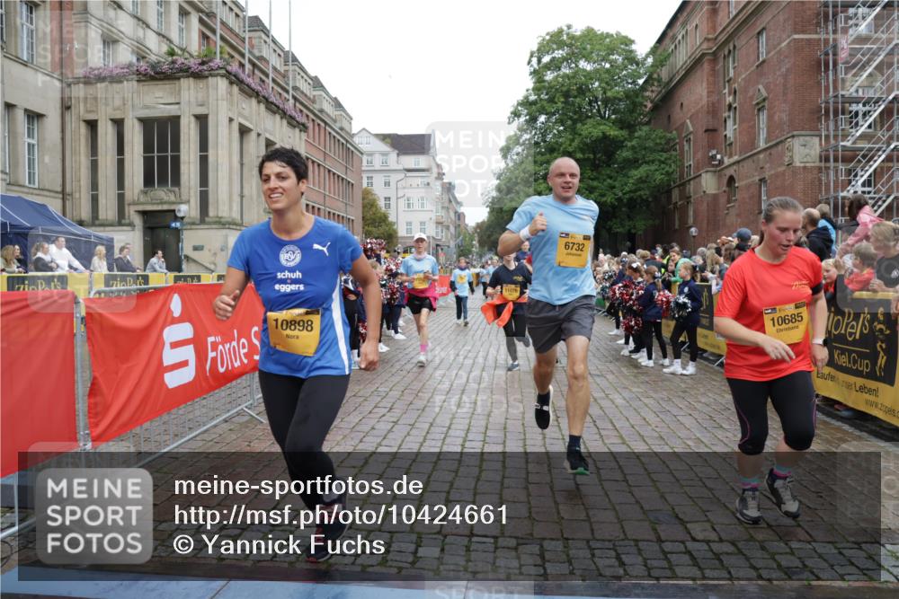 13.09.2026 - Kiel Lauf Yannick Fuchs http://msf.ph/oto/10424661 13.09.2026 09:46:10 Ziel 1415, 2482, 3052, 3954, 4909, 4910, 4918, 5234, 5855, 5955, 6732, 7015, 7308, 8125, 10203, 10685, 10898, 11076, 11078, 557, 1418, 2127, 2788, 3025, 3142, 3301, 3974, 4413, 4569, 5511, 5757, 5829, 7202, 7349, 7572, 7911, 7924, 8126, 8244, 8611, 8859, 9841, 10036, 10142, 10392, 10445, 10719, 12281, 12374, 12841, 167, 181, 442, 3361, 6857, 9832, 10117, 10913, 11316, 11859, 11861, 12495, 12621, 1023, 1579, 6038, 8126 meine-sportfotos.de