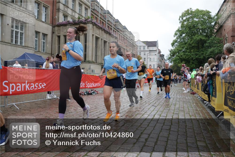 13.09.2026 - Kiel Lauf Yannick Fuchs http://msf.ph/oto/10424860 13.09.2026 11:01:07 Ziel 48, 823, 1448, 1522, 2132, 2144, 2637, 2658, 3340, 4529, 4530, 5552, 6653, 7456, 9899, 9900, 11857, 190, 362, 1314, 1722, 1795, 2038, 2267, 2697, 3423, 3425, 4055, 4261, 4706, 4769, 4855, 4915, 5648, 5794, 5912, 6399, 6426, 6995, 6996, 7179, 7214, 7516, 7610, 8229, 8590, 8622, 8686, 9199, 9594, 10339, 10480, 10529, 10590, 10700, 10885, 11797, 11972, 12192, 12326, 12756, 539, 842, 1018, 1744, 5451, 7191, 8307, 362, 4524, 4905, 9327 meine-sportfotos.de