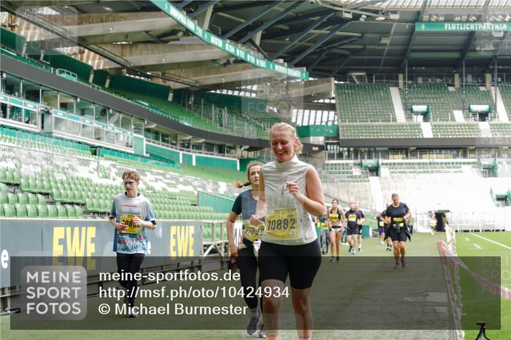 13.09.2026 - 21. swb-Marathon Bremen Michael Burmester http://msf.ph/oto/10424934 13.09.2026 10:47:30 Laufen im Stadion 10161, 10264, 10292, 10349, 10440, 10535, 10732, 10789, 10895, 10925, 10933, 10970, 11050, 11104, 11262, 11296, 11423, 11443, 11457, 11529, 11530, 11546, 11573, 11579, 11639, 11663, 11675, 11698, 11760, 12083, 12157, 12211, 12316, 12317, 12340, 12422, 12444, 12462, 12471, 12472, 12561, 10002, 10004, 10005, 10176, 10191, 10192, 10271, 10295, 10325, 10335, 10459, 10513, 10629, 10679, 10713, 10756, 10779, 10882, 10997, 10999, 11081, 11233, 11307, 11355 meine-sportfotos.de