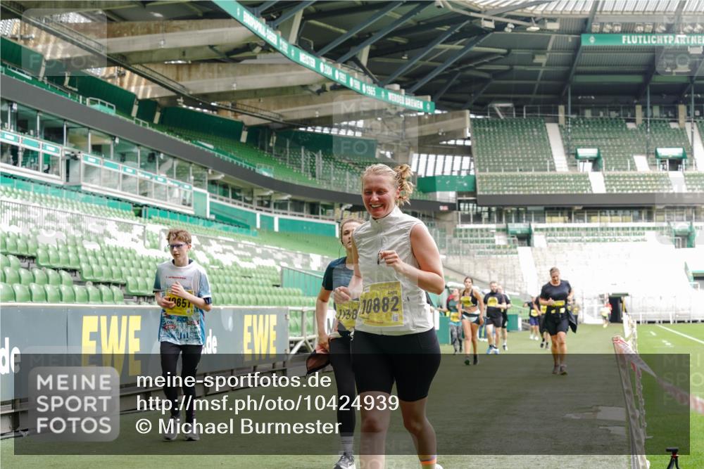 13.09.2026 - 21. swb-Marathon Bremen Michael Burmester http://msf.ph/oto/10424939 13.09.2026 10:47:30 Laufen im Stadion 10161, 10264, 10292, 10349, 10440, 10535, 10732, 10789, 10895, 10925, 10933, 10970, 11050, 11104, 11262, 11296, 11423, 11443, 11457, 11529, 11530, 11546, 11573, 11579, 11639, 11663, 11675, 11698, 11760, 12083, 12157, 12211, 12316, 12317, 12340, 12422, 12444, 12462, 12471, 12472, 12561, 10002, 10004, 10005, 10176, 10191, 10192, 10271, 10295, 10325, 10335, 10459, 10513, 10629, 10679, 10713, 10756, 10779, 10882, 10997, 10999, 11081, 11233, 11307, 11355 meine-sportfotos.de