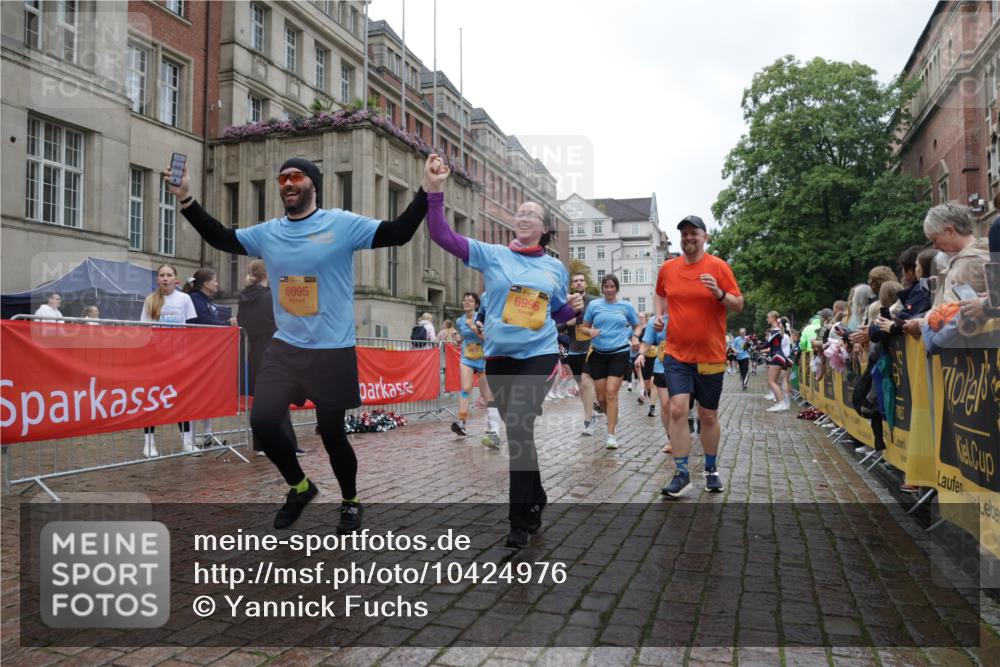 13.09.2026 - Kiel Lauf Yannick Fuchs http://msf.ph/oto/10424976 13.09.2026 11:01:22 Ziel 539, 823, 842, 1018, 1448, 1744, 3340, 4788, 5052, 5451, 5552, 6300, 6522, 7191, 7651, 8307, 8469, 8576, 8596, 8724, 9134, 9525, 11056, 11216, 11217, 11502, 11505, 11581, 11805, 12010, 12151, 12283, 48, 190, 823, 1314, 1448, 1522, 2038, 2132, 2144, 2637, 2658, 2697, 3340, 3423, 3425, 4529, 4530, 4769, 4915, 5552, 5648, 6399, 6426, 6653, 6995, 6996, 7456, 7516, 8229, 9199, 9594, 9899, 9900, 10339, 10885, 11857, 11972, 12192, 12326, 955, 1347, 3626, 3662 meine-sportfotos.de