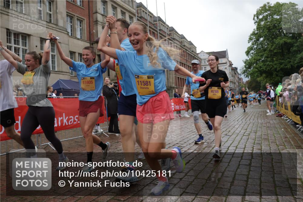 13.09.2026 - Kiel Lauf Yannick Fuchs http://msf.ph/oto/10425181 13.09.2026 11:01:48 Ziel 735, 1347, 2722, 2838, 3039, 3224, 4420, 5406, 5927, 6619, 6631, 6717, 7174, 7556, 8555, 8934, 9695, 10607, 11159, 11265, 11338, 11465, 11547, 12110, 12115, 539, 842, 955, 1018, 1425, 1744, 2424, 2616, 3554, 3626, 3662, 3982, 4788, 5052, 5451, 6300, 6522, 7191, 7651, 8307, 8469, 8576, 8596, 8724, 9134, 9525, 9869, 11056, 11216, 11217, 11474, 11502, 11505, 11581, 11805, 12010, 12151, 12283, 208, 540, 651, 709, 841, 845, 1651, 1660, 2451, 2726, 2778, 2902, 2958, 2996, 3942 meine-sportfotos.de