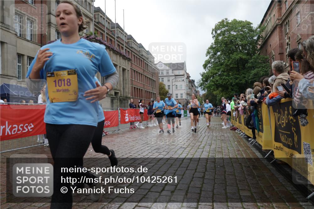 13.09.2026 - Kiel Lauf Yannick Fuchs http://msf.ph/oto/10425261 13.09.2026 11:01:57 Ziel 735, 1651, 1660, 2451, 2726, 2902, 2958, 2996, 4420, 5465, 6311, 6407, 6408, 7556, 8343, 8523, 8974, 9523, 9856, 10056, 10607, 11159, 11265, 11338, 11547, 12110, 955, 1018, 1347, 1425, 2424, 2616, 2722, 2838, 3039, 3224, 3554, 3626, 3662, 3982, 5406, 5927, 6619, 6631, 6717, 7174, 7191, 8307, 8555, 8576, 8724, 8934, 9134, 9695, 9869, 11465, 11474, 11505, 11547, 12283, 208, 540, 651, 709, 841, 845, 2778, 2895, 3443, 3942, 6998, 7005, 8218, 9732, 1744, 9525, 11056, 11502 meine-sportfotos.de