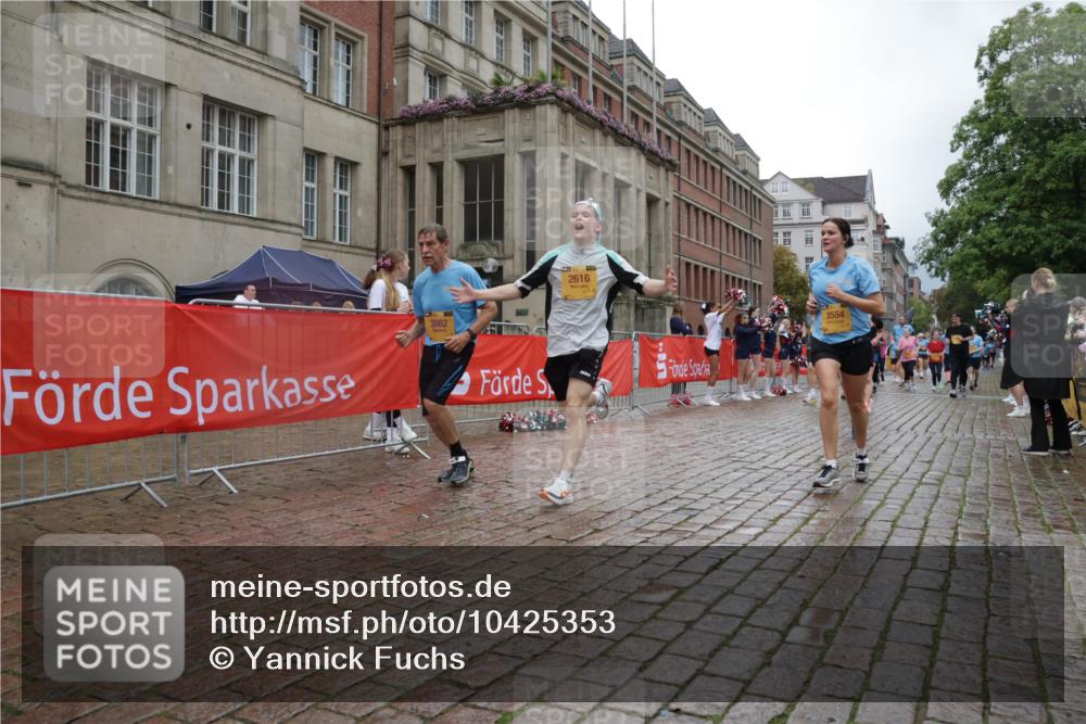 13.09.2026 - Kiel Lauf Yannick Fuchs http://msf.ph/oto/10425353 13.09.2026 11:02:09 Ziel 208, 540, 651, 709, 841, 845, 1651, 1660, 2451, 2778, 2895, 2902, 2958, 3443, 3942, 3977, 4848, 5465, 6332, 6407, 6408, 6998, 7244, 8218, 8793, 8974, 9448, 9738, 9856, 10020, 10531, 11466, 11546, 11959, 735, 1347, 1425, 2451, 2616, 2722, 2726, 2838, 2996, 3039, 3224, 3554, 3982, 4420, 5406, 5927, 6311, 6619, 6631, 6717, 7174, 7556, 8343, 8523, 8555, 8934, 9523, 9695, 10056, 10607, 11159, 11265, 11338, 11465, 11547, 484, 649, 2322, 7005, 9732 meine-sportfotos.de