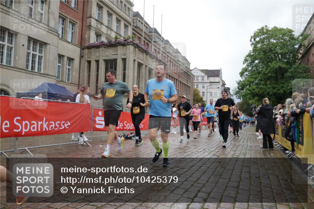 13.09.2026 - Kiel Lauf Yannick Fuchs http://msf.ph/oto/10425379 13.09.2026 11:02:13 Ziel 208, 540, 651, 709, 841, 845, 2322, 2778, 2895, 3102, 3443, 3942, 3977, 4848, 6332, 6998, 7005, 7244, 8218, 8793, 9448, 9732, 9738, 10020, 10531, 11466, 11546, 11959, 12578, 540, 651, 735, 1347, 1651, 1660, 2451, 2722, 2726, 2838, 2902, 2958, 2996, 3039, 3224, 3977, 4420, 5406, 5465, 5927, 6311, 6407, 6408, 6619, 6631, 6717, 7174, 7556, 8343, 8523, 8555, 8934, 8974, 9523, 9695, 9856, 10056, 10607, 11159, 11265, 11338, 11465, 11547, 484, 649, 935 meine-sportfotos.de