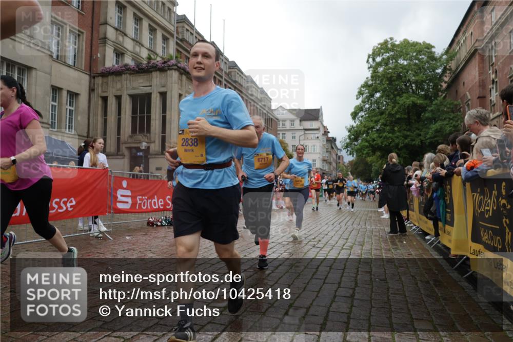 13.09.2026 - Kiel Lauf Yannick Fuchs http://msf.ph/oto/10425418 13.09.2026 11:02:19 Ziel 484, 649, 2322, 2895, 3102, 3443, 6998, 7005, 8218, 8517, 9732, 9738, 10020, 11135, 11256, 11261, 11301, 11546, 12085, 12578, 12640, 12697, 208, 540, 651, 709, 735, 841, 845, 1651, 1660, 2451, 2726, 2778, 2838, 2902, 2958, 2996, 3942, 3977, 4420, 4848, 5406, 5465, 5927, 6311, 6332, 6407, 6408, 6631, 6717, 7174, 7244, 7556, 8343, 8523, 8555, 8793, 8974, 9448, 9523, 9856, 10056, 10531, 10607, 11159, 11265, 11338, 11466, 11547, 935 meine-sportfotos.de