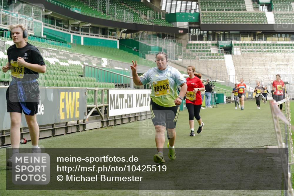 13.09.2026 - 21. swb-Marathon Bremen Michael Burmester http://msf.ph/oto/10425519 13.09.2026 10:48:07 Laufen im Stadion 10264, 10292, 10349, 10407, 10440, 10732, 10789, 10925, 10933, 11104, 11262, 11423, 11443, 11541, 11573, 11579, 11639, 11663, 11698, 11980, 12083, 12157, 12340, 12444, 12471, 12472, 12542, 12561, 10137, 10176, 10191, 10192, 10194, 10202, 10242, 10295, 10325, 10335, 10344, 10430, 10459, 10513, 10524, 10568, 10600, 10629, 10679, 10713, 10756, 10779, 10882, 10979, 10997, 10999, 11081, 11200, 11233, 11307, 11355, 12089, 12153 meine-sportfotos.de