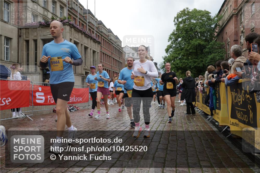 13.09.2026 - Kiel Lauf Yannick Fuchs http://msf.ph/oto/10425520 13.09.2026 11:02:33 Ziel 935, 1693, 2299, 3207, 3414, 3670, 3968, 6375, 6878, 7389, 8036, 9745, 11384, 11942, 12085, 12640, 208, 484, 540, 649, 651, 709, 841, 845, 1651, 1660, 2322, 2451, 2726, 2778, 2895, 2902, 2958, 3102, 3443, 3942, 3977, 4848, 5465, 6332, 6407, 6408, 6998, 7005, 7244, 8218, 8343, 8517, 8793, 8974, 9448, 9732, 9738, 9856, 10020, 10056, 10531, 11135, 11256, 11261, 11301, 11466, 11546, 12085, 12578, 12640, 12697, 415, 1298, 2055, 3947, 4562, 4648, 4984, 5712, 6071, 6483 meine-sportfotos.de