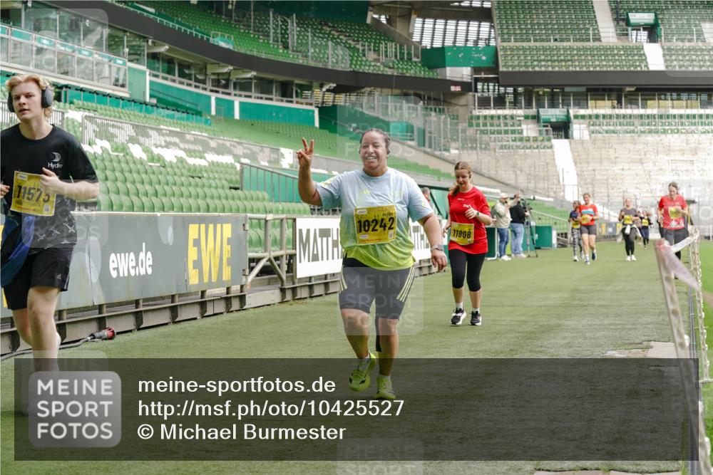 13.09.2026 - 21. swb-Marathon Bremen Michael Burmester http://msf.ph/oto/10425527 13.09.2026 10:48:08 Laufen im Stadion 10264, 10292, 10349, 10407, 10440, 10732, 10789, 10925, 10933, 11104, 11262, 11423, 11443, 11541, 11573, 11579, 11639, 11663, 11698, 11980, 12083, 12157, 12340, 12444, 12471, 12472, 12542, 12561, 10137, 10176, 10191, 10192, 10194, 10202, 10242, 10295, 10325, 10335, 10344, 10430, 10459, 10513, 10524, 10568, 10600, 10629, 10679, 10713, 10756, 10779, 10882, 10979, 10997, 10999, 11081, 11200, 11233, 11307, 11355, 12089, 12153 meine-sportfotos.de