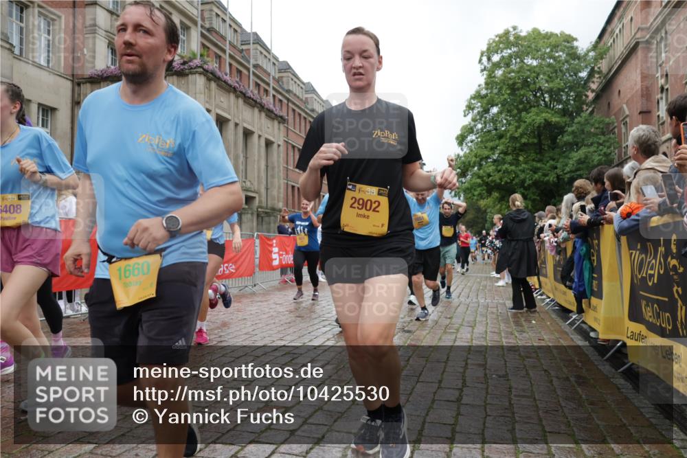 13.09.2026 - Kiel Lauf Yannick Fuchs http://msf.ph/oto/10425530 13.09.2026 11:02:34 Ziel 935, 1693, 2299, 3207, 3414, 3670, 3968, 6375, 6878, 7389, 8036, 8914, 9745, 11384, 11942, 208, 484, 540, 649, 651, 709, 841, 845, 1651, 1660, 2322, 2451, 2778, 2895, 2902, 2958, 3102, 3443, 3942, 3977, 4848, 5465, 6332, 6407, 6408, 6998, 7005, 7244, 8218, 8517, 8793, 8974, 9448, 9732, 9738, 9856, 10020, 10531, 11135, 11256, 11261, 11301, 11466, 11546, 12085, 12578, 12640, 12697, 415, 1298, 2055, 3947, 4562, 4648, 4984, 5712, 6071, 6483, 6934, 9108 meine-sportfotos.de