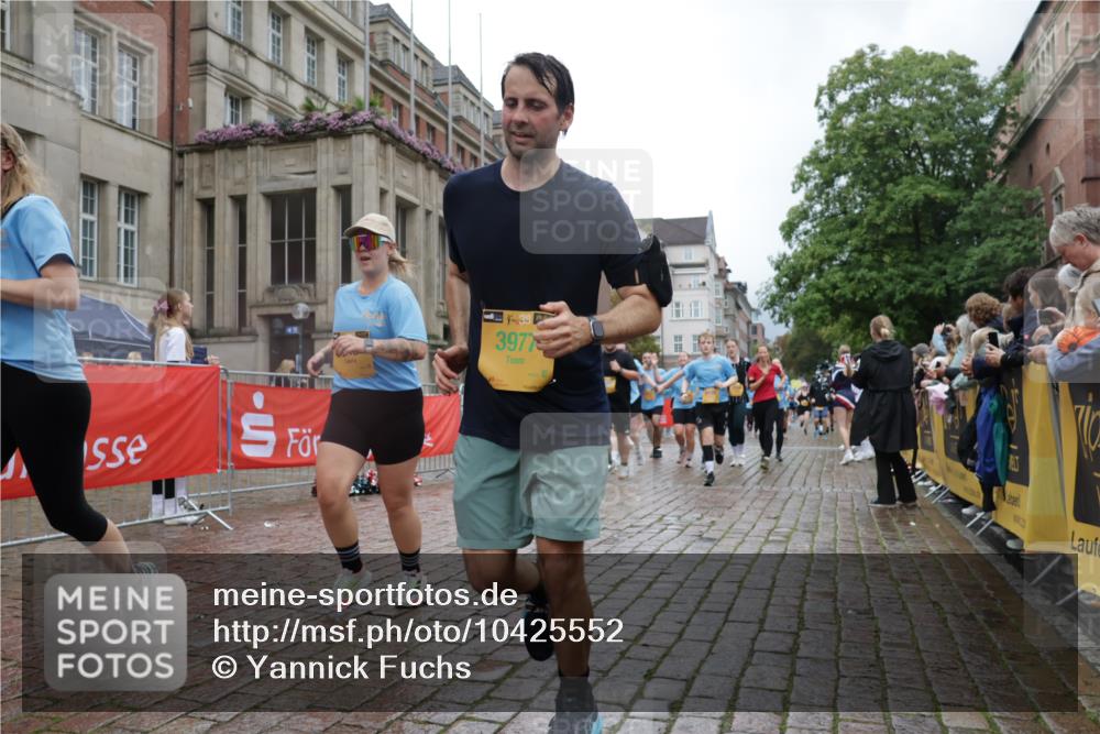 13.09.2026 - Kiel Lauf Yannick Fuchs http://msf.ph/oto/10425552 13.09.2026 11:02:38 Ziel 415, 935, 1298, 2299, 3207, 3670, 3947, 3968, 4562, 4648, 4984, 4986, 5479, 6375, 6878, 7389, 8036, 8914, 9745, 10648, 11384, 11942, 208, 484, 540, 649, 651, 709, 841, 845, 1693, 2322, 2778, 2895, 3102, 3414, 3443, 3942, 3977, 4848, 6332, 6998, 7005, 7244, 8036, 8218, 8517, 8793, 9448, 9732, 9738, 10020, 10531, 11135, 11256, 11261, 11301, 11466, 11546, 12085, 12578, 12640, 12697, 1095, 2055, 2796, 3513, 5712, 6071, 6483, 6934, 9108, 10165 meine-sportfotos.de