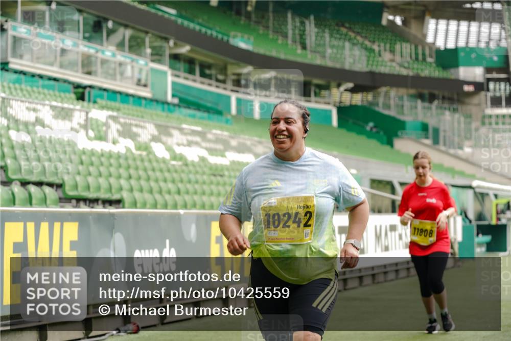 13.09.2026 - 21. swb-Marathon Bremen Michael Burmester http://msf.ph/oto/10425559 13.09.2026 10:48:09 Laufen im Stadion 10264, 10292, 10349, 10407, 10440, 10732, 10789, 10925, 10933, 11104, 11262, 11423, 11443, 11541, 11573, 11579, 11639, 11663, 11698, 11980, 12083, 12157, 12340, 12444, 12471, 12472, 12542, 12561, 10137, 10176, 10191, 10192, 10194, 10202, 10242, 10295, 10325, 10335, 10344, 10430, 10459, 10513, 10524, 10568, 10600, 10629, 10679, 10713, 10756, 10779, 10882, 10979, 10997, 10999, 11081, 11200, 11233, 11307, 11355, 12089, 12153 meine-sportfotos.de