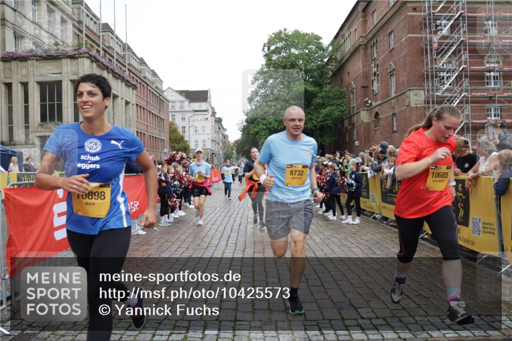 13.09.2026 - Kiel Lauf Yannick Fuchs http://msf.ph/oto/10425573 13.09.2026 09:46:10 Ziel 1415, 2482, 3052, 3954, 4909, 4910, 4918, 5234, 5855, 5955, 6732, 7015, 7308, 8125, 10203, 10685, 10898, 11076, 11078, 557, 1418, 2127, 2788, 3025, 3142, 3301, 3974, 4413, 4569, 5511, 5757, 5829, 7202, 7349, 7572, 7911, 7924, 8126, 8244, 8611, 8859, 9841, 10036, 10142, 10392, 10445, 10719, 12281, 12374, 12841, 167, 181, 442, 3361, 6857, 9832, 10117, 10913, 11316, 11859, 11861, 12495, 12621, 1023, 1579, 6038, 8126 meine-sportfotos.de