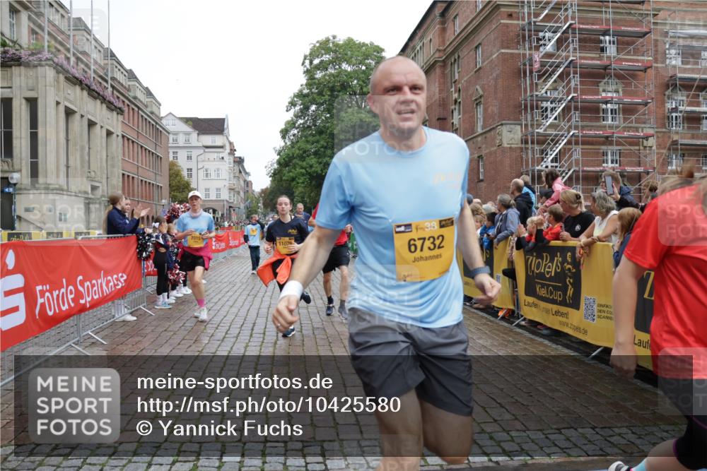 13.09.2026 - Kiel Lauf Yannick Fuchs http://msf.ph/oto/10425580 13.09.2026 09:46:10 Ziel 1415, 2482, 3052, 3954, 4909, 4910, 4918, 5234, 5855, 5955, 6732, 7015, 7308, 8125, 10203, 10685, 10898, 11076, 11078, 557, 1418, 2127, 2788, 3025, 3142, 3301, 3974, 4413, 4569, 5511, 5757, 5829, 7202, 7349, 7572, 7911, 7924, 8126, 8244, 8611, 8859, 9841, 10036, 10142, 10392, 10445, 10719, 12281, 12374, 12841, 167, 181, 442, 3361, 6857, 9832, 10117, 10913, 11316, 11859, 11861, 12495, 12621, 1023, 1579, 6038, 8126 meine-sportfotos.de