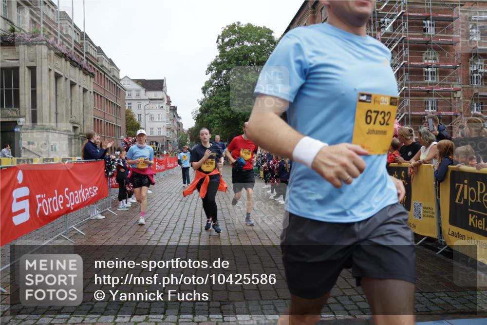 13.09.2026 - Kiel Lauf Yannick Fuchs http://msf.ph/oto/10425586 13.09.2026 09:46:10 Ziel 1415, 2482, 3052, 3954, 4909, 4910, 4918, 5234, 5855, 5955, 6732, 7015, 7308, 8125, 10203, 10685, 10898, 11076, 11078, 557, 1418, 2127, 2788, 3025, 3142, 3301, 3974, 4413, 4569, 5511, 5757, 5829, 7202, 7349, 7572, 7911, 7924, 8126, 8244, 8611, 8859, 9841, 10036, 10142, 10392, 10445, 10719, 12281, 12374, 12841, 167, 181, 442, 3361, 6857, 9832, 10117, 10913, 11316, 11859, 11861, 12495, 12621, 1023, 1579, 6038, 8126 meine-sportfotos.de