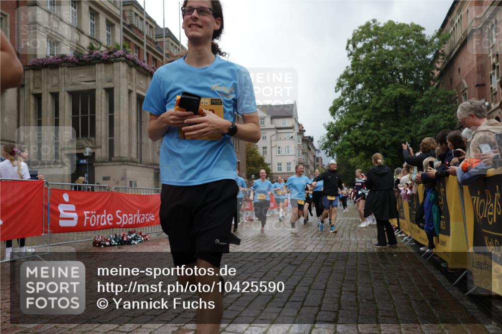 13.09.2026 - Kiel Lauf Yannick Fuchs http://msf.ph/oto/10425590 13.09.2026 11:02:43 Ziel 415, 1298, 3207, 3947, 3968, 4562, 4648, 4984, 4986, 5479, 8914, 10648, 11064, 11717, 484, 649, 935, 1693, 2299, 2322, 2778, 2895, 3102, 3414, 3443, 3670, 3942, 6375, 6878, 6998, 7005, 7244, 7389, 8036, 8218, 8517, 8793, 9732, 9738, 9745, 10020, 10531, 11135, 11256, 11261, 11301, 11384, 11466, 11546, 11942, 12085, 12578, 12640, 12697, 1095, 1635, 2055, 2796, 3513, 3912, 4478, 4781, 5046, 5712, 6071, 6483, 6768, 6934, 9070, 9108, 9663, 10165 meine-sportfotos.de