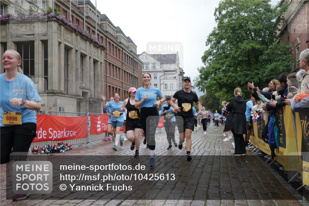 13.09.2026 - Kiel Lauf Yannick Fuchs http://msf.ph/oto/10425613 13.09.2026 11:02:46 Ziel 415, 1298, 2055, 3207, 3947, 4562, 4648, 4984, 4986, 5479, 5712, 6071, 6483, 6548, 7968, 8914, 10648, 11064, 11717, 484, 649, 935, 1693, 2299, 2322, 2895, 3102, 3414, 3443, 3670, 3968, 6375, 6878, 6998, 7005, 7389, 8036, 8218, 8517, 9732, 9738, 9745, 10020, 11135, 11256, 11261, 11301, 11384, 11546, 11942, 12085, 12578, 12640, 12697, 1095, 1635, 2796, 3513, 3635, 3912, 4478, 4781, 5046, 5998, 6768, 6934, 9070, 9108, 9663, 10165 meine-sportfotos.de