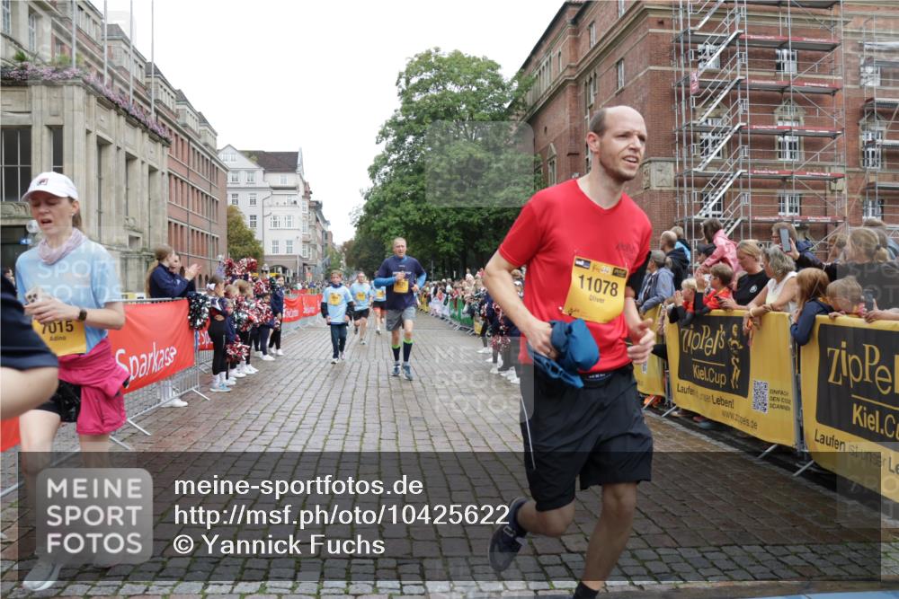 13.09.2026 - Kiel Lauf Yannick Fuchs http://msf.ph/oto/10425622 13.09.2026 09:46:12 Ziel 442, 2482, 3052, 3954, 4918, 5855, 5955, 6732, 7015, 7308, 8125, 10203, 10685, 10898, 11076, 11078, 557, 1415, 1418, 2127, 2788, 3025, 3142, 3301, 3974, 4413, 4569, 4909, 4910, 5234, 5511, 5757, 5829, 7202, 7349, 7572, 7911, 7924, 8244, 8611, 8859, 9841, 10036, 10142, 10392, 10445, 10719, 12374, 12841, 167, 181, 3361, 6355, 6577, 6857, 7439, 9832, 10117, 10913, 10946, 11316, 11859, 11861, 12173, 12495, 12621, 1023, 1579, 6038, 8126 meine-sportfotos.de