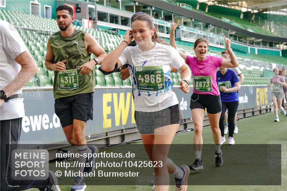 13.09.2026 - 21. swb-Marathon Bremen Michael Burmester http://msf.ph/oto/10425623 13.09.2026 13:24:44 Laufen im Stadion 137, 182, 213, 294, 324, 434, 505, 543, 548, 721, 723, 739, 743, 752, 815, 818, 966, 1273, 1410, 1463, 1471, 1491, 1504, 1515, 1561, 1597, 1598, 1830, 1944, 1953, 2059, 2095, 2211, 2252, 2267, 2271, 2286, 2312, 2323, 2354, 2445, 2465, 2483, 2495, 2497, 2503, 2506, 2554, 2571, 2591, 2644, 2752, 2768, 2776, 2833, 2878, 2896, 2936, 2968, 2981, 3005, 3142, 3211, 3259, 3282, 3288, 3289, 3292, 3298, 3306, 3312, 3329, 3364, 3381, 3390, 3395, 3447, 3770, 3819, 4466 meine-sportfotos.de