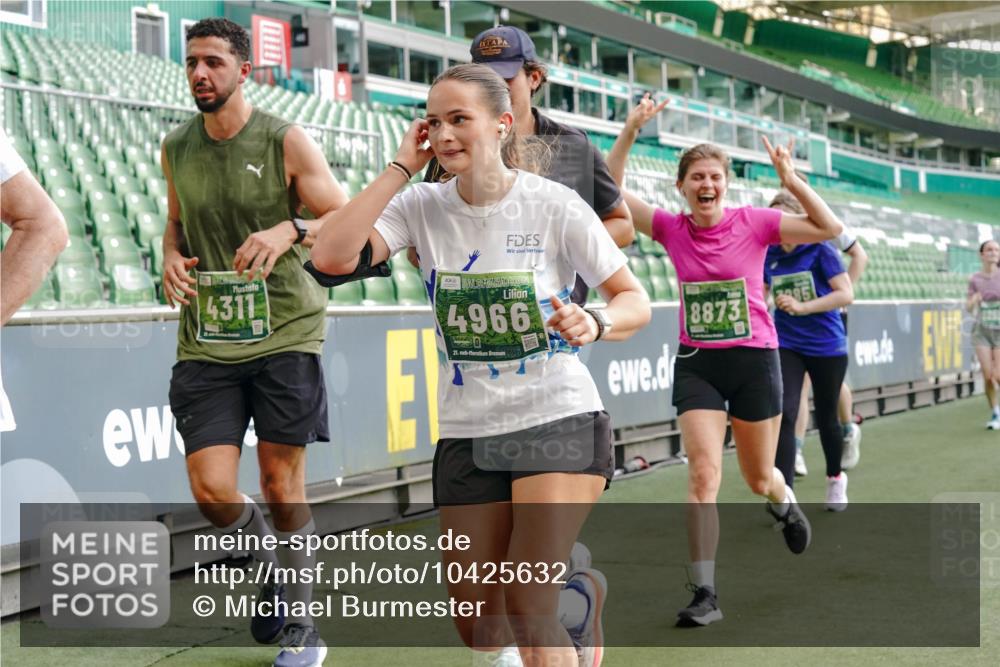13.09.2026 - 21. swb-Marathon Bremen Michael Burmester http://msf.ph/oto/10425632 13.09.2026 13:24:44 Laufen im Stadion 137, 182, 213, 294, 324, 434, 505, 543, 548, 721, 723, 739, 743, 752, 815, 818, 966, 1273, 1410, 1463, 1471, 1491, 1504, 1515, 1561, 1597, 1598, 1830, 1944, 1953, 2059, 2095, 2211, 2252, 2267, 2271, 2286, 2312, 2323, 2354, 2445, 2465, 2483, 2495, 2497, 2503, 2506, 2554, 2571, 2591, 2644, 2752, 2768, 2776, 2833, 2878, 2896, 2936, 2968, 2981, 3005, 3142, 3211, 3259, 3282, 3288, 3289, 3292, 3298, 3306, 3312, 3329, 3364, 3381, 3390, 3395, 3447, 3770, 3819, 4466 meine-sportfotos.de