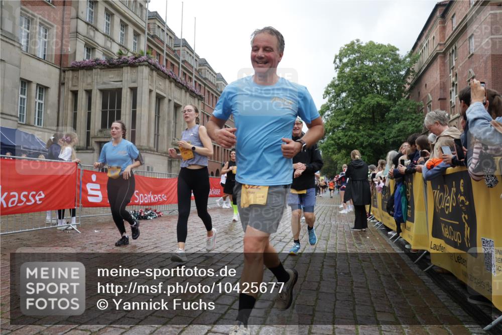 13.09.2026 - Kiel Lauf Yannick Fuchs http://msf.ph/oto/10425677 13.09.2026 11:02:52 Ziel 415, 1095, 1298, 2055, 3947, 4562, 5712, 6071, 6483, 6548, 6934, 6969, 6974, 7968, 8084, 9108, 10165, 10648, 11064, 11255, 11717, 484, 649, 935, 1693, 2299, 2322, 3207, 3414, 3670, 3947, 3968, 4562, 4648, 4984, 4986, 5479, 6375, 6878, 7389, 8036, 8517, 8914, 9745, 10648, 11135, 11256, 11261, 11301, 11384, 11942, 12085, 12640, 12697, 986, 1635, 2796, 2975, 3513, 3621, 3635, 3912, 4478, 4757, 4781, 5046, 5998, 6669, 6768, 8782, 9070, 9202, 9663, 12550 meine-sportfotos.de