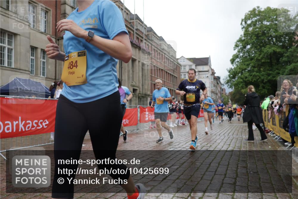 13.09.2026 - Kiel Lauf Yannick Fuchs http://msf.ph/oto/10425699 13.09.2026 11:02:55 Ziel 1095, 2055, 2796, 3513, 4478, 4781, 5046, 5712, 6071, 6483, 6548, 6934, 6969, 6974, 7968, 8084, 9108, 10165, 10664, 10999, 11255, 11717, 11736, 11846, 415, 484, 649, 935, 1298, 1693, 2299, 3207, 3414, 3670, 3947, 3968, 4562, 4648, 4984, 4986, 5479, 6375, 6878, 7389, 8036, 8914, 9745, 10648, 11064, 11256, 11261, 11384, 11942, 12085, 12640, 12697, 986, 1635, 1923, 2975, 3621, 3635, 3912, 4757, 5893, 5998, 6319, 6669, 6768, 8130, 8136, 8204, 8782, 9070, 9202, 9663, 12550 meine-sportfotos.de