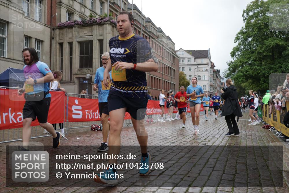13.09.2026 - Kiel Lauf Yannick Fuchs http://msf.ph/oto/10425708 13.09.2026 11:02:56 Ziel 1095, 1635, 2055, 2796, 3513, 4478, 4781, 5046, 5712, 6071, 6483, 6548, 6934, 6969, 6974, 7968, 8084, 9108, 10165, 10664, 10999, 11255, 11717, 11736, 11846, 415, 484, 649, 935, 1298, 1693, 2299, 3207, 3414, 3670, 3947, 3968, 4562, 4648, 4984, 4986, 5479, 6375, 6878, 7389, 8036, 8914, 9745, 10648, 11064, 11256, 11384, 11717, 11942, 12085, 12640, 12697, 986, 1923, 2975, 3621, 3635, 3912, 4757, 5893, 5998, 6319, 6669, 6768, 8130, 8136, 8204, 8782, 9070, 9202, 9663, 12550 meine-sportfotos.de