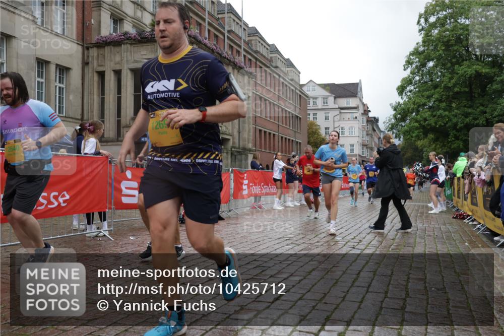 13.09.2026 - Kiel Lauf Yannick Fuchs http://msf.ph/oto/10425712 13.09.2026 11:02:57 Ziel 1095, 1635, 2055, 2796, 3513, 4478, 4781, 5046, 5712, 6071, 6483, 6548, 6768, 6934, 6969, 6974, 7968, 8084, 9108, 9663, 10165, 10664, 10999, 11255, 11736, 11846, 415, 649, 935, 1298, 1693, 2299, 3207, 3414, 3670, 3947, 3968, 4562, 4648, 4984, 4986, 5479, 6375, 6878, 7389, 8036, 8914, 9745, 10648, 11064, 11384, 11717, 11942, 12085, 12640, 12697, 986, 1923, 2975, 3621, 3635, 3912, 4757, 5893, 5998, 6319, 6669, 8130, 8136, 8204, 8782, 9070, 9202, 12550 meine-sportfotos.de